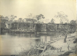 [Ponte ferroviária em construção]