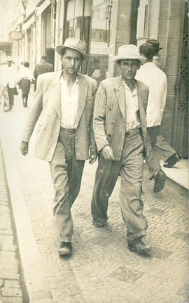 [Retrato de homens na calçada]