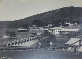 Vista Geral e Terreiro da fazenda de Ernesto Oliveira em São João da B. V.