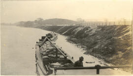 Lancha da fluvial carregada de café