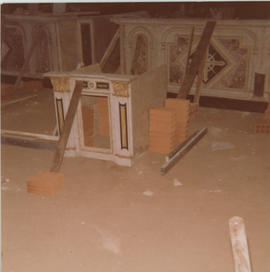 [Instalação do altar lateral]